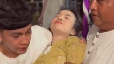 img-title Bikin Panik, Mayang Lucyana Pingsan Saat Ikut Tradisi Ngurek Bali