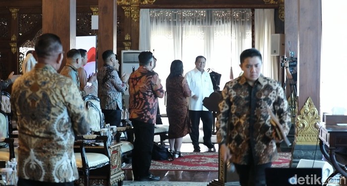 Mayor Teddy tampak berbatik serupa dengan para calon wamen. (dok Istimewa).