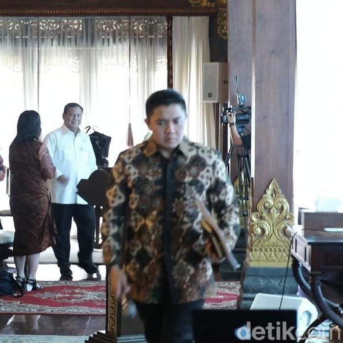 Mayor Teddy tampak berbatik serupa dengan para calon wamen. (dok Istimewa).