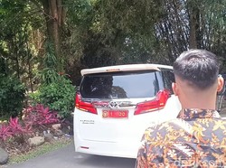 Mobil Dinas Prabowo Tinggalkan Hambalang Saat Pembekalan Calon Wamen