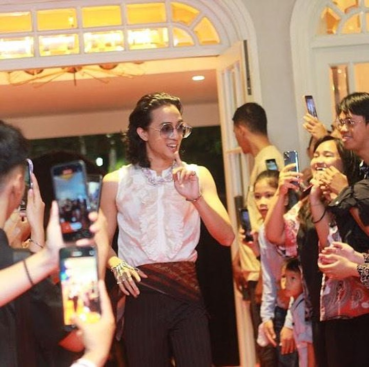 <p>Tak hanya menyanyi, Dayana juga merintis karier sebagai aktor, Bunda. Ia menjadi salah satu pemain dalam film berrjudul <em>Mantra Surugana.</em> "Sukses ya de @dewadayana_ dan temen temen smoga MANTRA nya menjadi rame yg nonton.. Sayang buanget kaga ada foto ama mamak dan babe nye," ujar Nia sebagai bentuk dukungan pada anaknya. (Foto: Instagram @nipam_niaparamita) <br /><br /><br /></p>