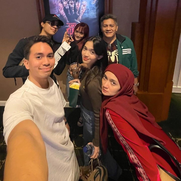 <p>Di tengah kesibukan anak-anaknya, Nia dan sang suami tetap menyisihkan waktu untuk quality time bersama mereka. Dalam satu momen, perempuan 46 tahun ini membagikan potret saat nonton film bersama keempat anaknya. (Foto: Instagram @nipam_niaparamita)</p>