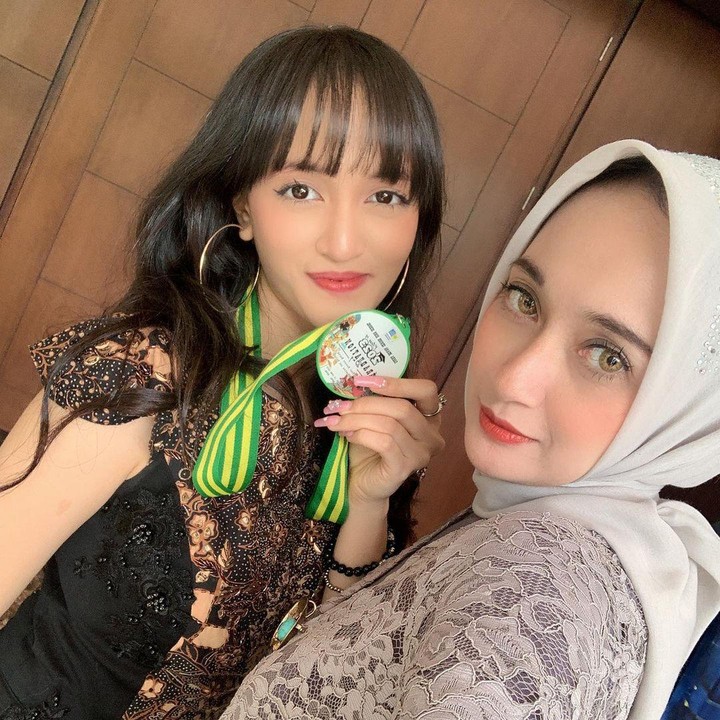 <p>Selain Darama dan Dayana, putri bungsu Nia yakni Syahratu Agatha, juga memilih karier sebagai penyanyi. Syahratu yang pernah menjalani pendidikan di Hungaria ini diketahui merupakan anggota dari grup vokal bernama Angelions. (Foto: Instagram @nipam_niaparamita)</p>