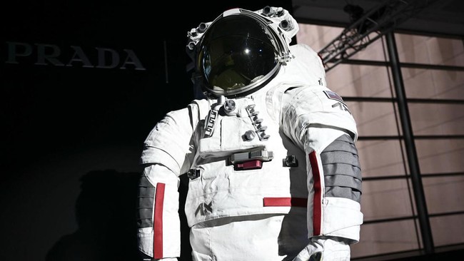 Prada merancang baju astronaut untuk pergi ke Bulan, bekerja sama dengan Axiom Space untuk misi Artemis III NASA pada 2026.