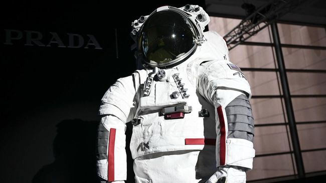 Prada Bikin Baju Astronaut untuk ke Bulan, Begini Tampilannya