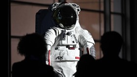 FOTO: Prada Luncurkan Koleksi Pakaian Astronot untuk Misi Artemis 3