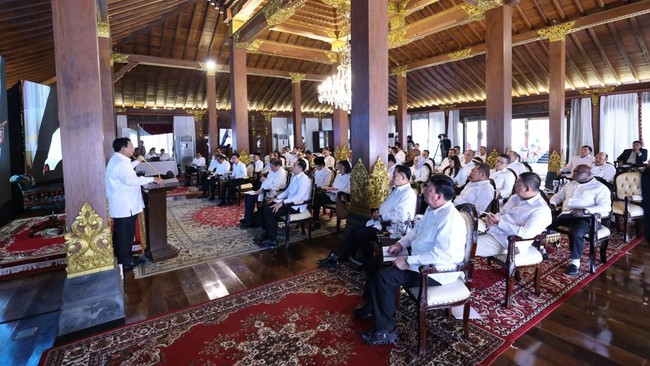 Politikus Golkar Lodewijk Freidrich mengaku tidak melihat perwakilan dari PDIP dalam pembekalan calon wakil menteri kabinet Prabowo Subianto di Hambalang.