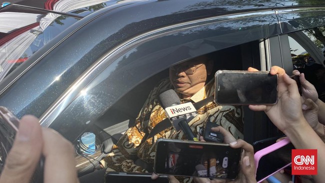 Pantauan CNNIndonesia.com di lokasi, tokoh yang pertama kali tiba adalah Eks Komisioner Komnas HAM Natalius Pigai. Ia tiba sekitar pukul 07.24 WIB.
