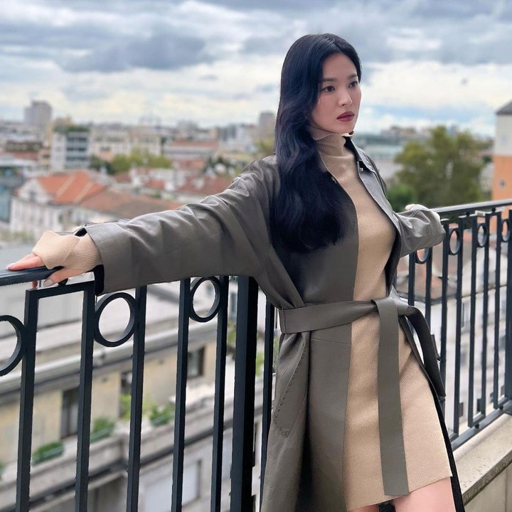 <p>Perpaduan outfit dengan dua warna netral ini membuat penampilan Song Hye Kyo terlihat elegan, ya, Bunda. Memadukan <em>dress</em> dengan <em>outer</em> panjang menciptakan penampilan yang menarik untuk dicoba. (Foto: Instagram @kyo1122)</p>