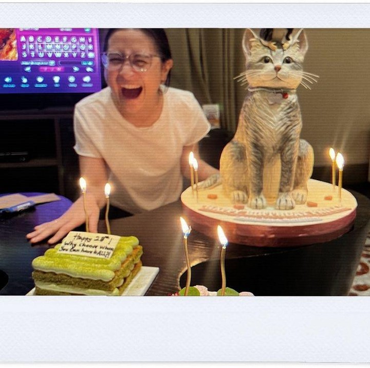 <p>Para sahabat yang menemani Prilly juga membawakan kue ulang tahun, Bunda. Salah satu kue dibuat dengan unik, yakni berbentuk kucing berwarna abu-abu keputihan, mirip seperti kucing peliharaan Prilly yang bernama Mochi. (Foto: Instagram @prillylatuconsina96)</p>