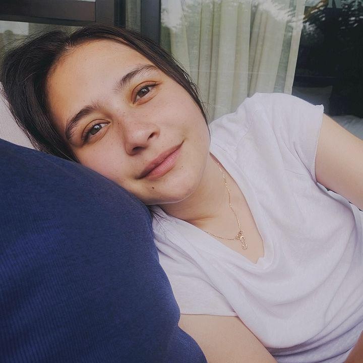 <p>Alih-alih bekerja atau membuat pesta besar, Prilly justru merayakan ulang tahunnya dengan rebahan seharian. Prilly mengunggah fotonya saat tengah rebahan di sofa tanpa riasan sama sekali. (Foto: Instagram @prillylatuconsina96)</p>