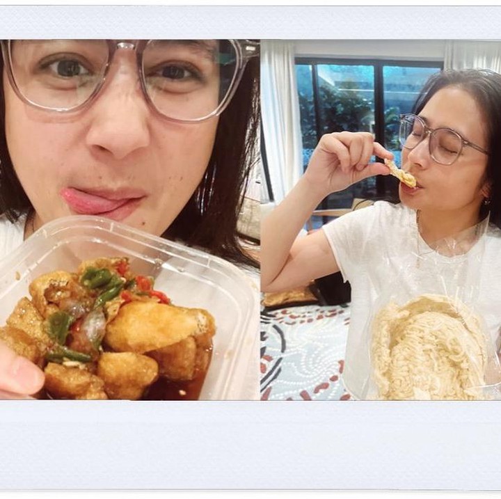 <p>Dalam unggahannya ini, Prilly juga menunjukkan jajanan yang dikosumsinya selama menghabiskan waktu dengan para sahabat. Makanan yang dibelinya tidak lah mewah, tapi tampaknya sudah cukup membuat Prilly bahagia. (Foto: Instagram @prillylatuconsina96)</p>