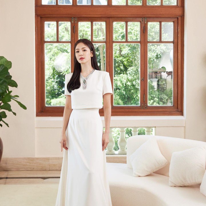 <p>Salah satu yang identik dari outfit old money adalah warna pakaian yang netral. Hal itu pula yang diterapkan Song Hye Kyo pada penampilannya ini. Adanya aksesori berupa kalung membuat penampilannya terlihat 'mahal', ya. (Foto: Instagram @kyo1122)</p>