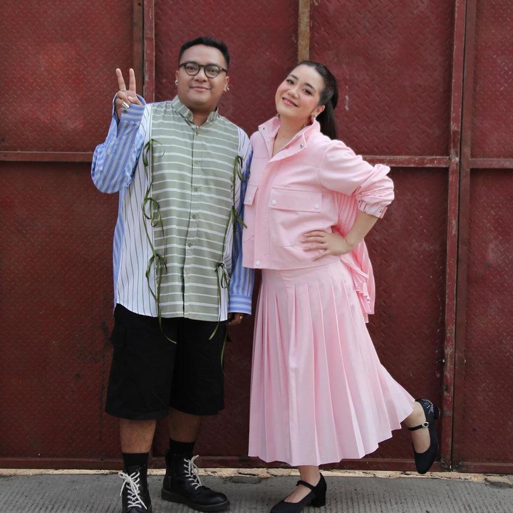 <p>Baru-baru ini, Saskia kembali ke panggung hiburan bersama rekan duetnya Geofanny. Dalam festival musik Synchronize 2024, Saskia menyanyikan lagu anak-anak populer yang pernah dibawakannya dengan sang partner bernyanyi. Perempuan kelahiran Jakarta ini juga tampil dengan beberapa penyanyi cilik lainnya, termasuk penyanyi senior Titiek Puspa. (Foto: Instagram @saskia_anggunch)</p>