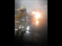 Video: Penampakan Sedan Mercy Terbakar di Ancol, Diduga Korsleting