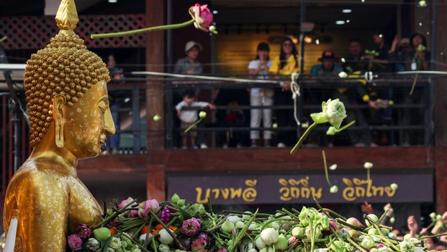 FOTO: Semarak Festival Lempar Bunga Teratai di Thailand