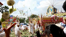 FOTO: Semarak Festival Lempar Bunga Teratai di Thailand