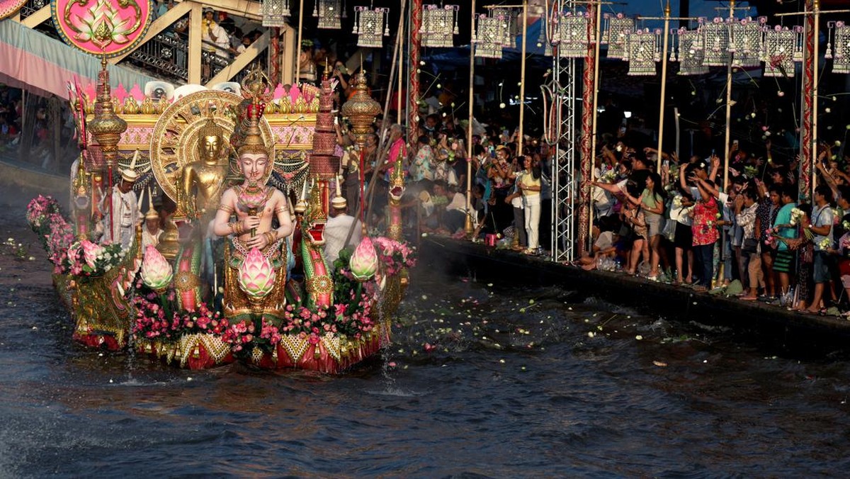 FOTO: Semarak Festival Lempar Bunga Teratai di Thailand