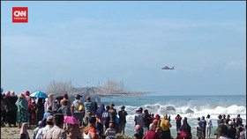 VIDEO: Puluhan Warga Terjebak di Dermaga akibat Hantaman Gelombang Pas