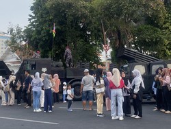 Warga Surabaya Antusias Lihat Parade Surya Senja di Depan Grahadi