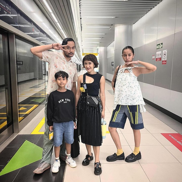 <p>Dwi dan Widi dikenal sebagai pasangan yang begitu kental dengan dunia seni. Hal ini mereka wariskan juga kepada anak-anaknya, termasuk Widuri. (Foto: Instagram@widimulia)</p>