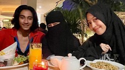 Reaksi Santai Umi Pipik Soal Adegan Ranjang Abidzar di Film