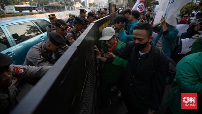 FOTO: Aksi Kritik 10 Tahun Pemerintahan Jokowi