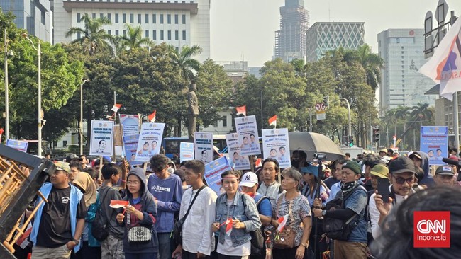 Sejumlah relawan Prabowo Subianto-Gibran Rakabuming Raka menggelar orasi mengenai capaian pemerintahan Presiden Joko Widodo-Ma'ruf Amin di Patung Kuda, Jakarta.