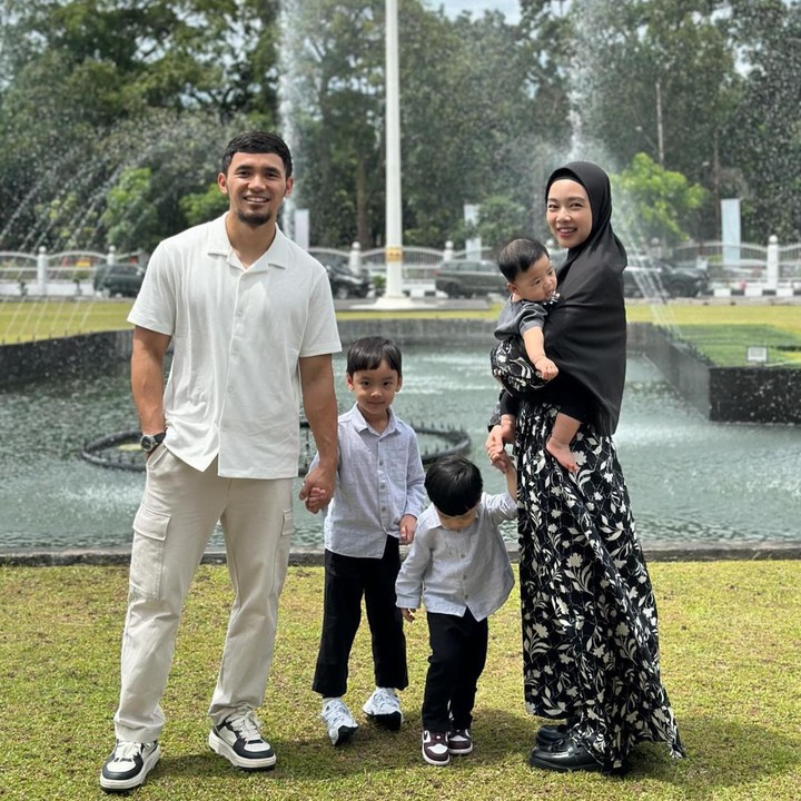 <p>Bahkan, banyak netizen masih tak menyangka, perempuan yang dijuluki Ratu Wushu ini telah memiliki tiga anak, Bunda. "Masyaallah... ka lindswel dari mualaf -nikah punya anak pertama sampai anak ke 3 baru liat lagi," tulis akun <em>@nmilasa****.</em> "Udah 3 aja, perasaan baru kemarin...eh kaget," tulis akun <em>@annajahd****.</em> (Foto: Instagram@hulaefi)</p>