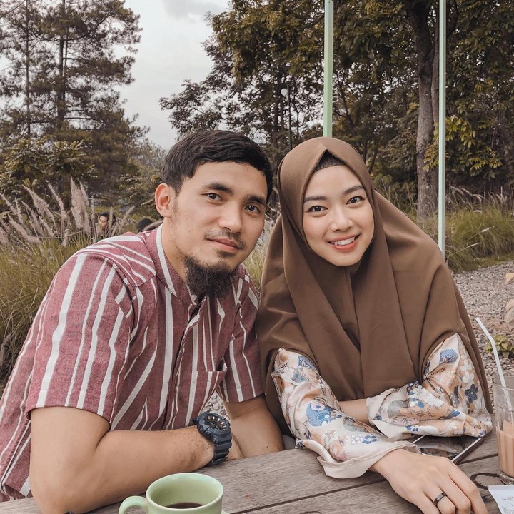 <p>Perempuan 33 tahun ini menikah dengan mantan rekan setimnya di wushu, Achmad Hulaefi, pada 9 Desember 2018. Pernikahan mereka semakin bahagia dengan kehadiran tiga anak laki-laki yang tampan dan menggemaskan. (Foto: Instagram@lindswell_k)</p>