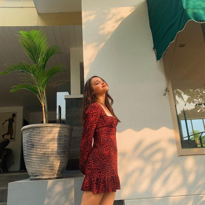 <p>Dalam unggahan lain, Aurora mengenakan potongan <em>dress</em> yang tak kalah menarik dari potret sebelumnya. Dibalut potongan baju warna merah gelap seperti ini, ia tampil tampil <em>stylish</em> juga feminin, ya? (Foto: Instagram @auroraribero)<br /><br /><br /></p>