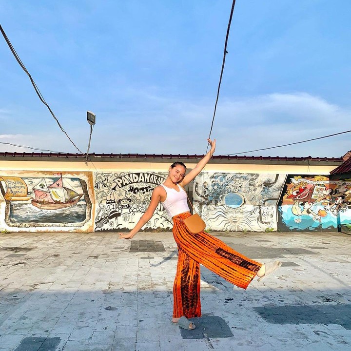 <p>Mengintip dari akun pribadinya, Aurora juga nyaman mengenakan model pakaian yang beragam. Tak hanya <em>dress</em> ia juga menunjukkan sisi kasual saat berlibur ke Yogyakarta seperti potret berikut. Di unggahan ini, ia tampil santai dengan atasan <em>crop top</em> putih, kulot batik berwarna cerah, serta <em>sling bag</em> coklat. (Foto: Instagram @auroraribero)<br /><br /><br /></p>