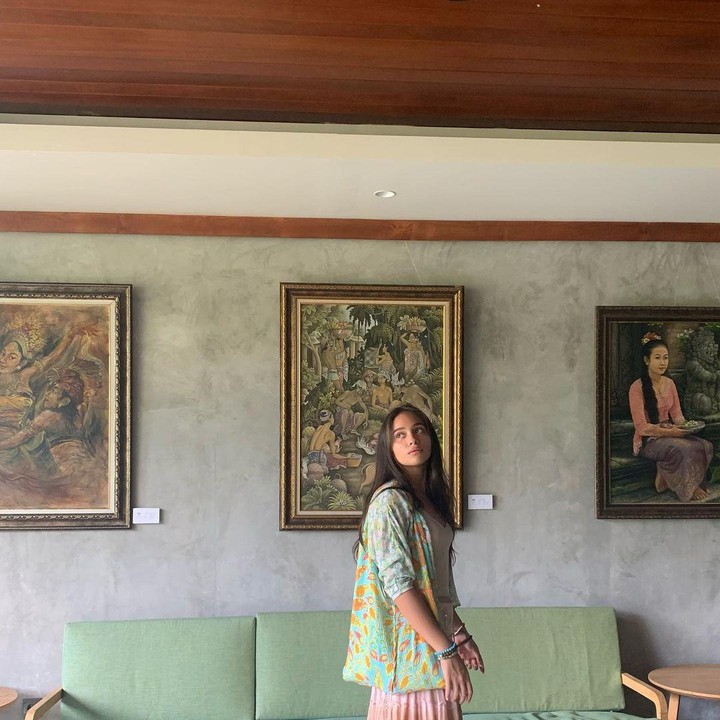 <p>Selain itu, Aurora juga menarik perhatian dengan gaya OOTD di foto ini, Bunda. Tubuhnya terlihat jenjang dengan rok lebar dengan gradasi warna peach hingga <em>orange.</em> Untuk atasan, ia mengenakan tank top warna senada dengan rok dan ditutupin <em>outer</em> bertema floral.(Foto: Instagram @auroraribero)<br /><br /><br /></p>