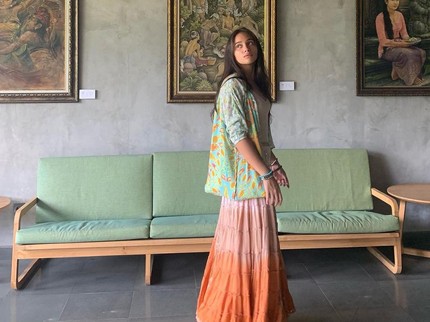 5 Potret Outfit Stylish Aurora Ribero, Pemeran 13 di The Shadow Strays