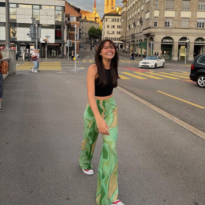 <p>Selain itu, Aurora juga menunjukkan gaya OOTD lain nih. Masih dengan tank top namun berwarna hitam, ia juga tampil <em>stylish</em> mengenakan celana potongan melebar di bagian bawah alias <em>cutbray</em> motif berwarna hijau berikut. (Foto: Instagram @auroraribero)</p>