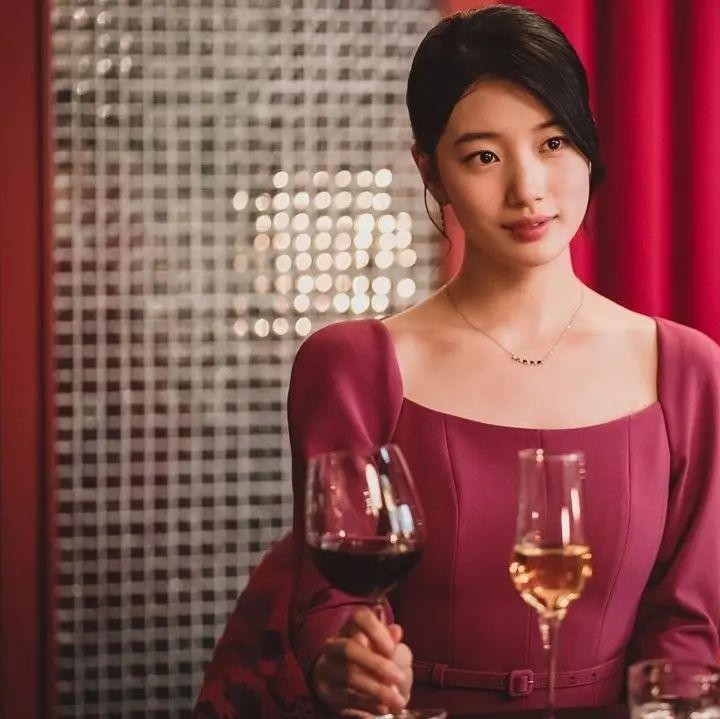 <p>Bae Suzy tampak anggun dan elegan dengan dress merah ini, ya, Bunda. Penampilan ini semakin dipercantik dengan rambut yang disanggul. Apabila Bunda berencana datang ke acara pesta formal, outfit ini bisa jadi rekomendasi (Foto: Instagram @skuukzky)</p>