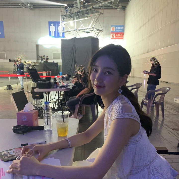 <p>Bae Suzy tampak eksklusif dan memesona dengan <em>dress</em> putih ini, ya, Bunda. Tidak hanya <em>dress</em>-nya yang manis, aksesori berupa anting, gelang, dan cincin berwarna senada turut mempercantik penampilan aktris Korea yang satu ini. (Foto: Instagram @skuukzk)</p>