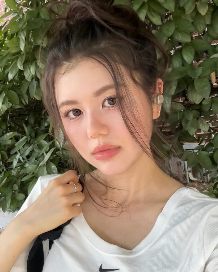 Beranjak remaja, Olivia Marsh mulai berfokus menggeluti minatnya di bidang musik. Solois yang memiliki panggilan akrab Livvy tersebut bahkan pernah mengisi OST untuk drama Hide dan berpartisipasi sebagai komposer lagu./ Foto: instagram.com/livvy_marsh