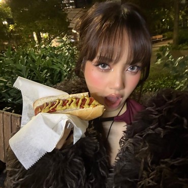 Lisa BLACKPINK Jajan Halal di Pinggir Jalan, Busananya Jadi Sorotan