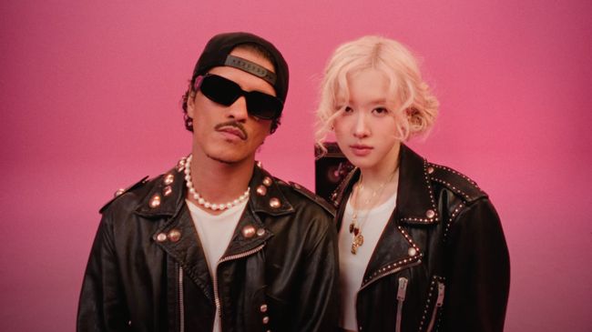 Rose BLACKPINK resmi comeback dengan merilis single kolaborasi dengan Bruno Mars berjudul APT. pada Jumat (18/10).
