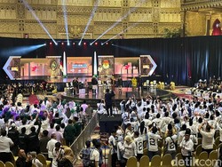Adu Yel-yel Pendukung 3 Paslon di Debat Perdana Pilgub Jatim 2024