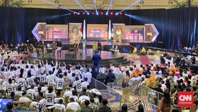 Khofifah Pamer Dapat 738 Penghargaan di Debat Pilgub Jatim