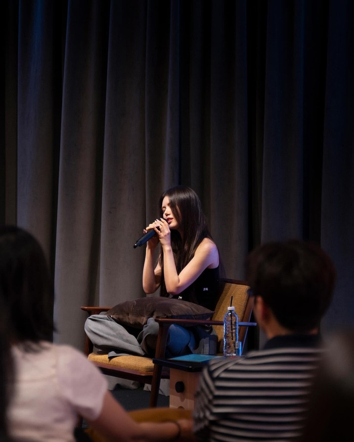 Debut Olivia Marsh cukup menarik perhatian publik dikarenakan sang penyanyi memiliki hubungan darah dengan Danielle NewJeans. Keduanya merupakan kakak beradik dengan Olivia Marsh sebagai sulung dalam keluarga./ Foto: instagram.com/livvy_marsh