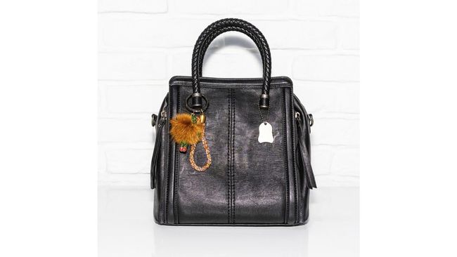 Tren bag charm atau menghias tas dengan beragam gantungan sebenarnya telah eksis sejak lama. Jane Birkin jadi salah satu sosok yang kerap tampil seperti itu.