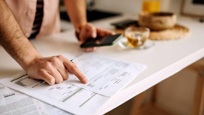 Invoice adalah dokumen tagihan resmi yang mencatat transaksi antara penjual dan pembeli. Pelajari jenis invoice dan cara memilih yang tepat untuk bisnis Anda.