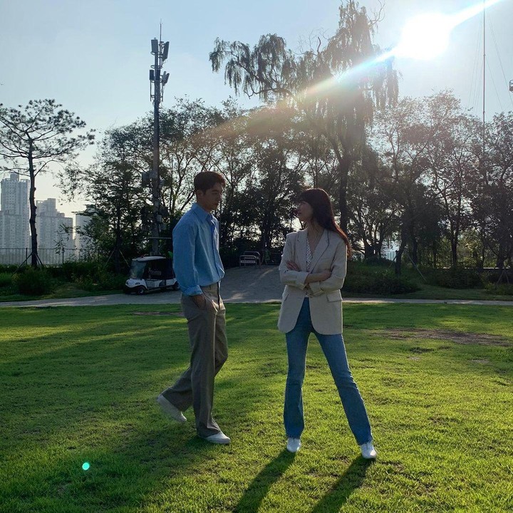 <p>Ini merupakan foto ketika Bae Suzy berperan dalam drama Korea <em>Start Up</em>. Blazer berwarna netral yang dipadukan dengan jeans atau celana bahan bisa jadi inspirasi <em>outfit old money.</em> Ini dapat memberi kesan penampilan yang simpel dan berwibawa. (Foto: Instagr</p>