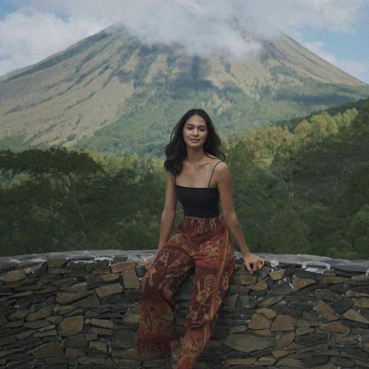 <p>Tak hanya itu, Hana juga pernah mengenakan celana motif tenun yang dipadukan dengan atasan tank top hitam, nih. Dalam unggahan ini, ia bercerita tentang mendaki gunung. "Kemarin sempet bilang, kalau balik lagi kesini mau sekalian mendaki gunung tertinggi di Flores, gunung Inierie. Semoga ada kesempatannya. Sampai jumpa lain waktu, Bajawa," tuturnya. (Foto: Instagram @hanamalasan)</p>
