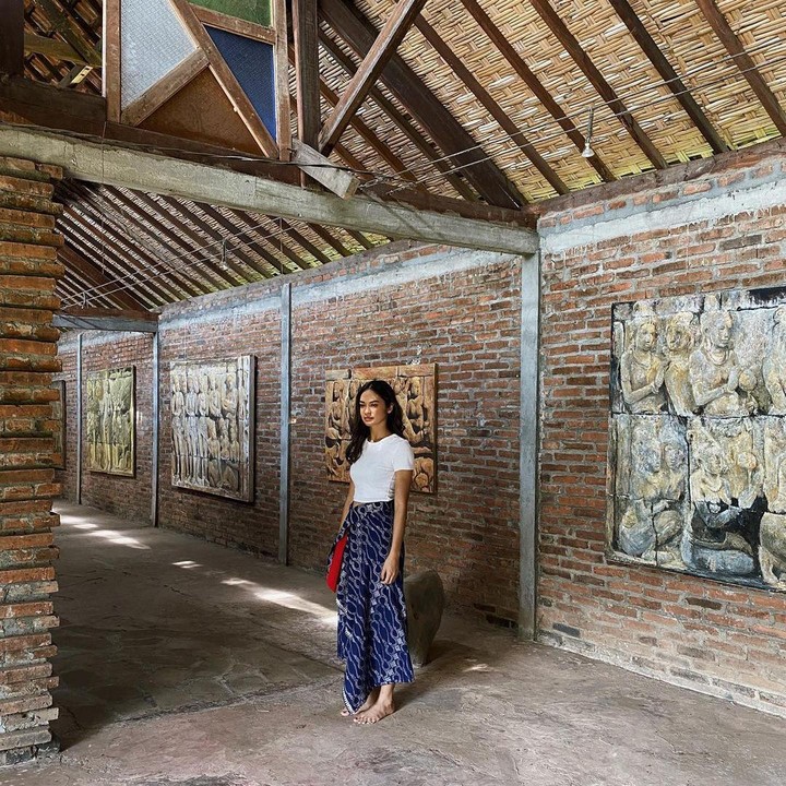 <p>Hana juga tak kalah keren saat tampil berkain, lho. Dalam potret berikut ini, ia terlihat nyaman dengan bawahan kain batik saat mengunjungi galeri lukisan. (Foto: Instagram @hanamalasan)<br /><br /><br /></p>