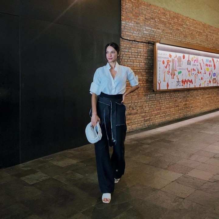 <p>Dalam unggahan lain, lulusan Universitas Katolik Parahyangan ini juga terlihat tak kalah keren dengan kemeja putih yang digulung hingga lengan atas dan dipasangkan dengan celana kulot hitam dengan model yang unik. Untuk pelengkap, ia memakai <em>hand bag</em> serta <em>heels</em> berwarna senada. (Foto: Instagram @hanamalasan)</p><p><br /><br /></p>