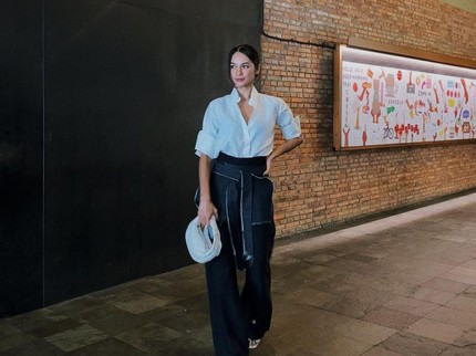 5 Potret Casual & Comfy Outfit Hana Malasan, Pemeran Umbra di The Shadow Strays